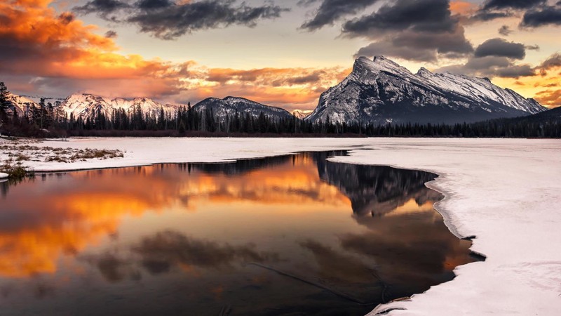 Вид на озеро со снегом и горами на фоне (гора рундл, mount rundle, банф, banff, гора)