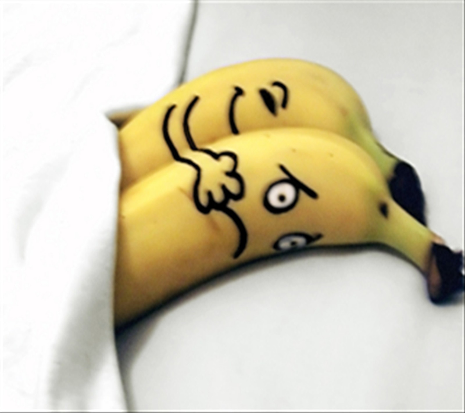 Il y a deux bananes avec des visages dessinés qui reposent sur un lit (banane, couple, mignon, câlin, amour)