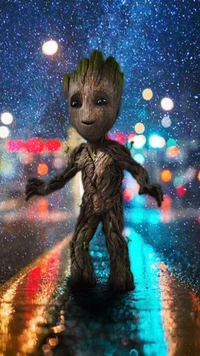 Baby Groot está em pé em uma rua encharcada de chuva, iluminada por luzes coloridas da cidade ao fundo.