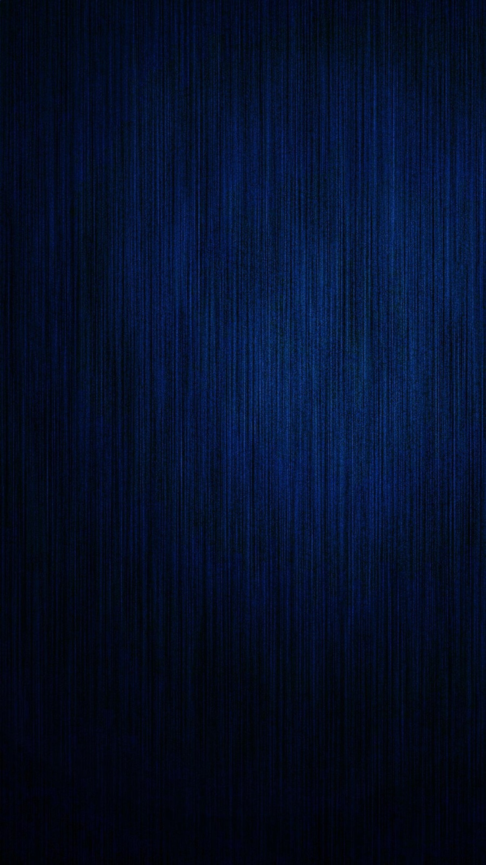 Gros plan d'un mur bleu sur fond noir (abstrait, toile de fond, arrière plan, bleu, sombre)