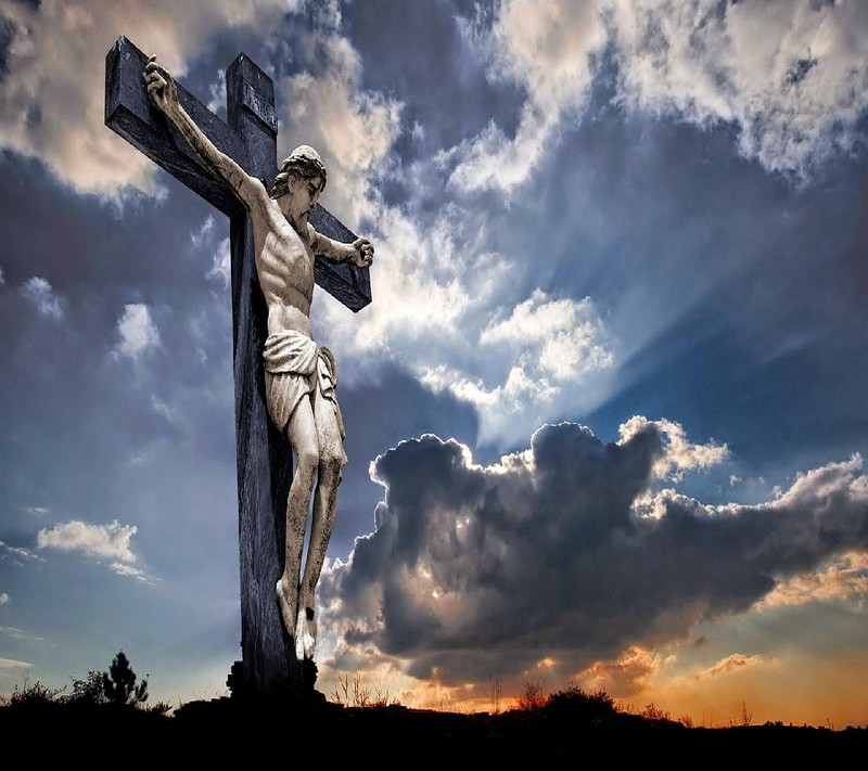 Imagem de um crucifixo com um fundo de céu (jesus)