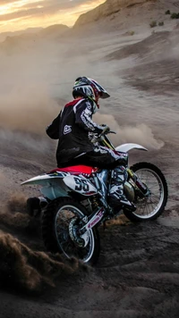 Piloto de motocross em ação em terreno empoeirado