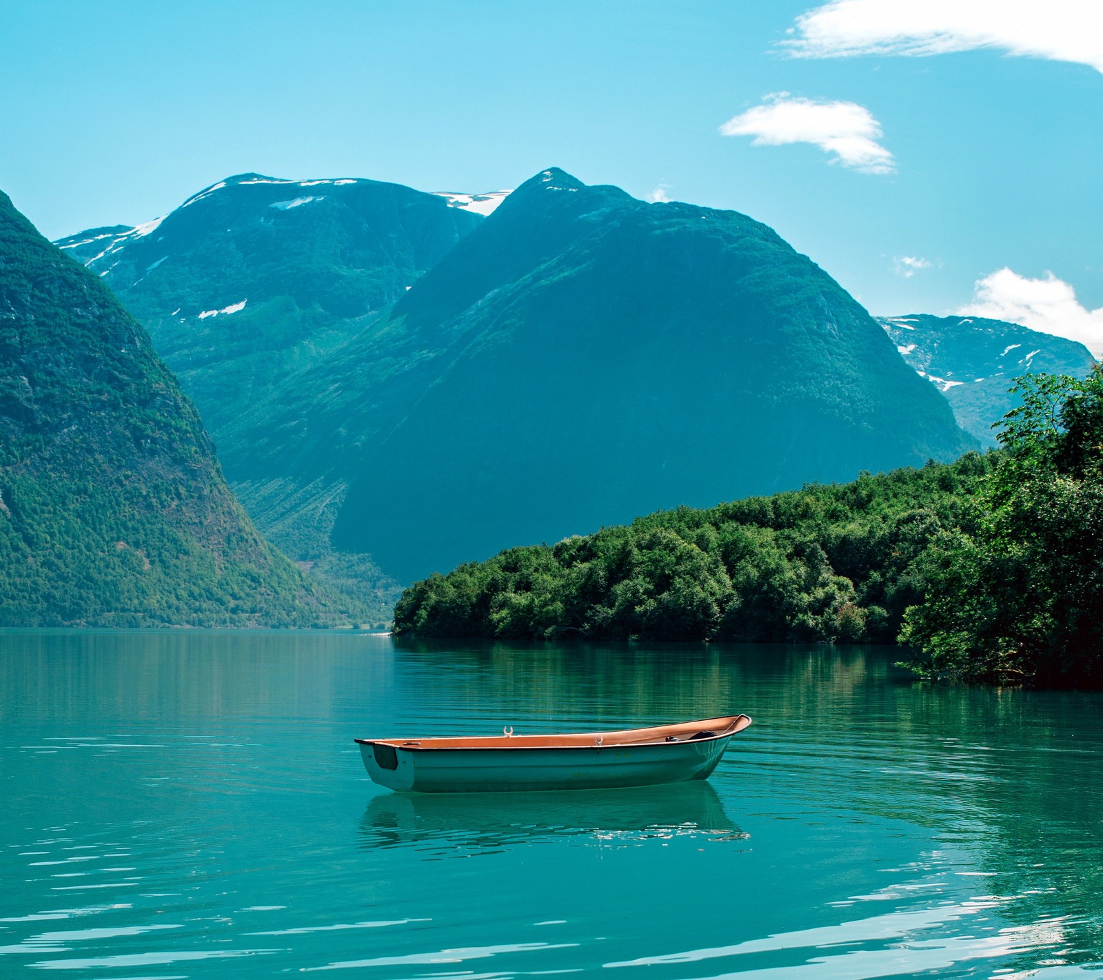 Há um pequeno barco flutuando na água perto de uma montanha (hd, montanha, cachoeira, inverno)