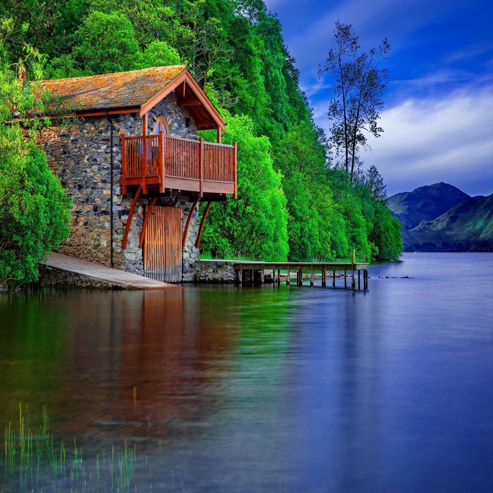 Une maison louée sur un quai au milieu d'un lac (beau, mignon, regard, sympa)