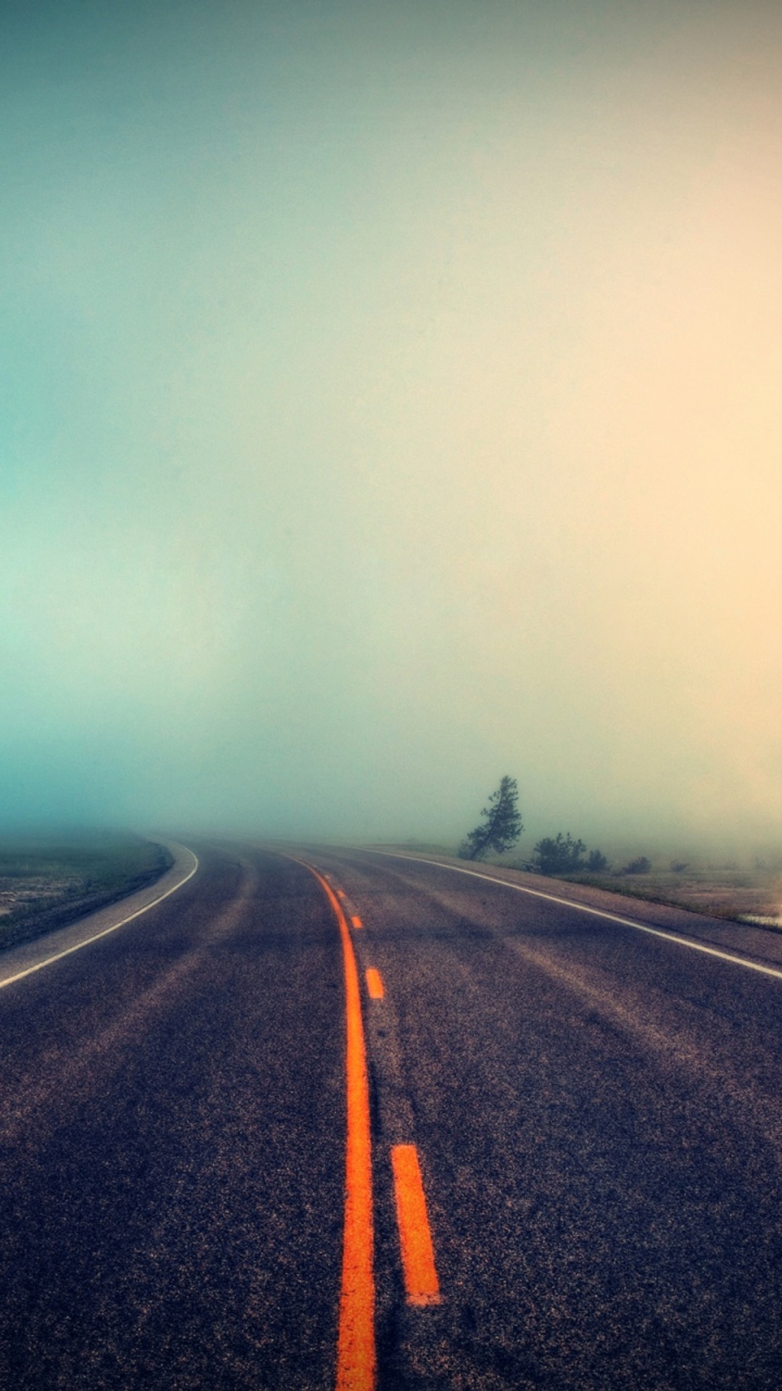 Há uma estrada longa com uma linha amarela ao lado (estrada, céu)