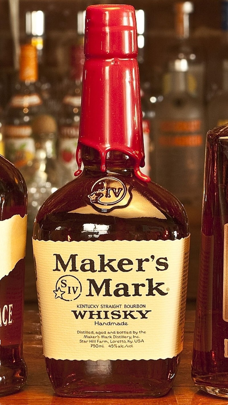 Бутылки виски стоят на баре с бокалом вина (бар, бурбон, makers mark)