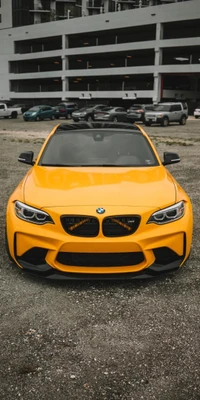 Impresionante BMW M2 amarillo vista frontal en un entorno urbano