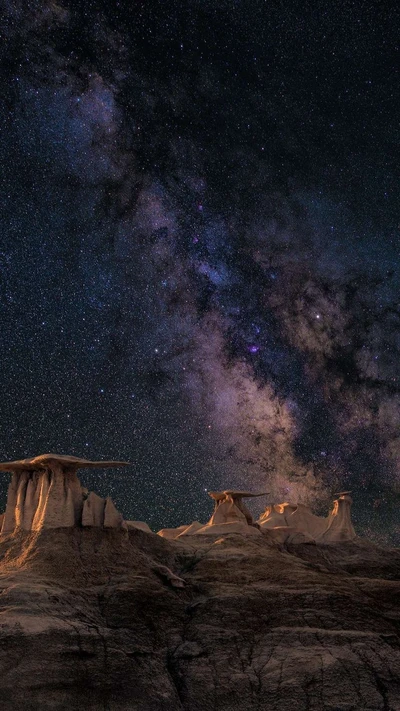 Paisaje majestuoso bajo un cielo estrellado