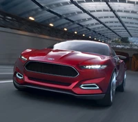 Voiture Ford rouge élégante en mouvement à l'intérieur d'un tunnel