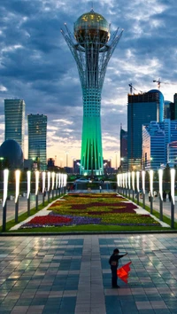 Torre Bayterek al anochecer: Una escena vibrante en Astana, Kazajistán