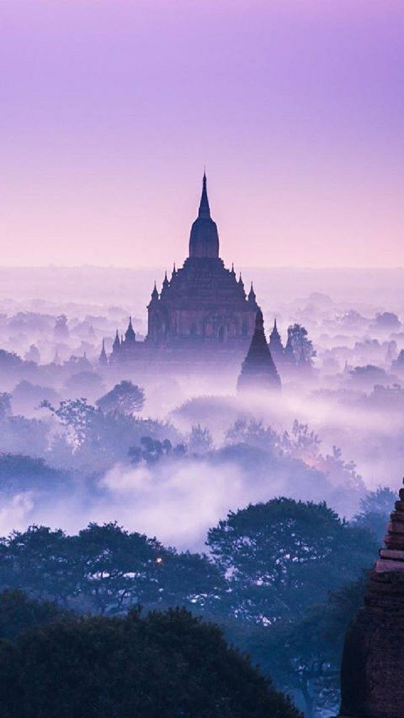 Изображение пагоды вдали с туманным небом (bagan myanmar, флаг, золотой, лунный свет, myanmar pagoda)