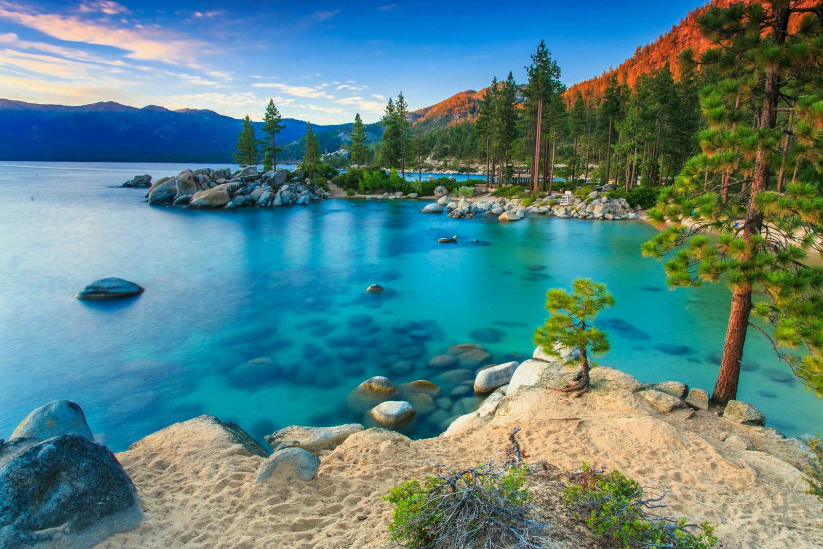 Blick auf einen see, umgeben von bäumen und felsen (natur, landschaft, see, bäume, berge)