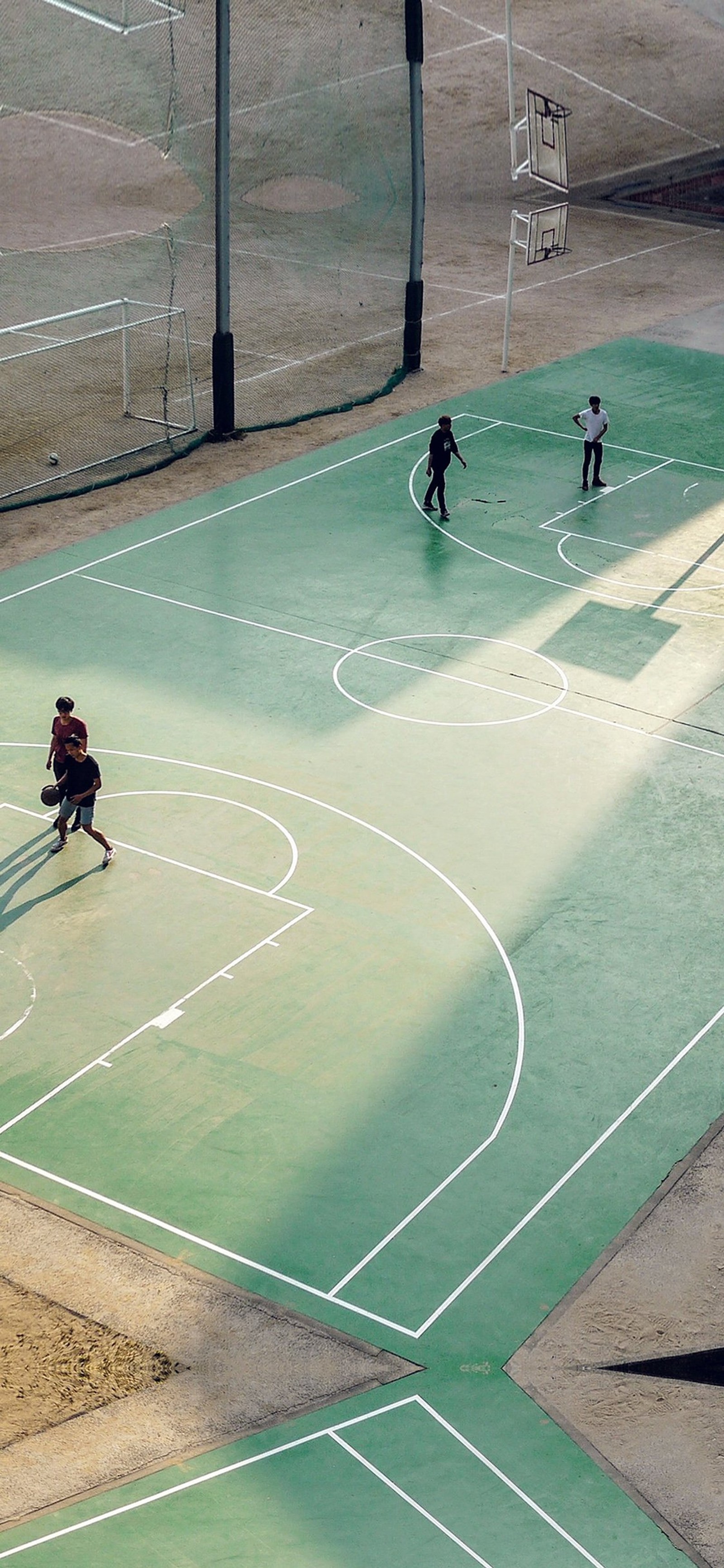 Varias personas jugando un partido de baloncesto en una cancha verde (baloncesto, equipo deportivo, verde, futsal, jugador)