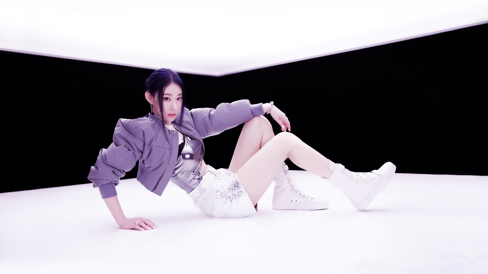 Femme girafe assise par terre dans une pièce blanche (chaeryeong, itzy, kpop, 있지, groupe de filles coréen)