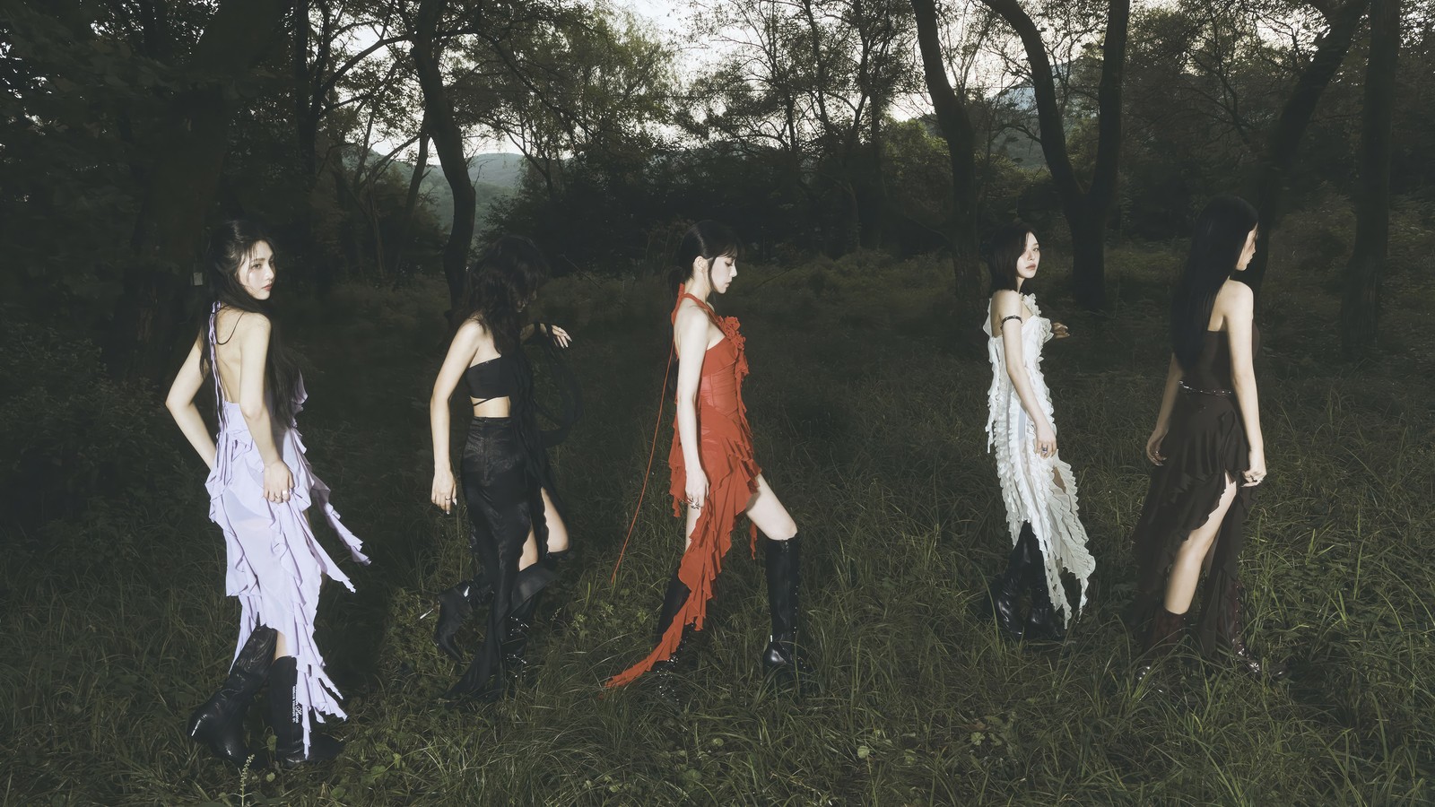 Un groupe de femmes en longues robes se tenant dans un champ (red velvet, k pop, 레드벨벳, kpop, filles)