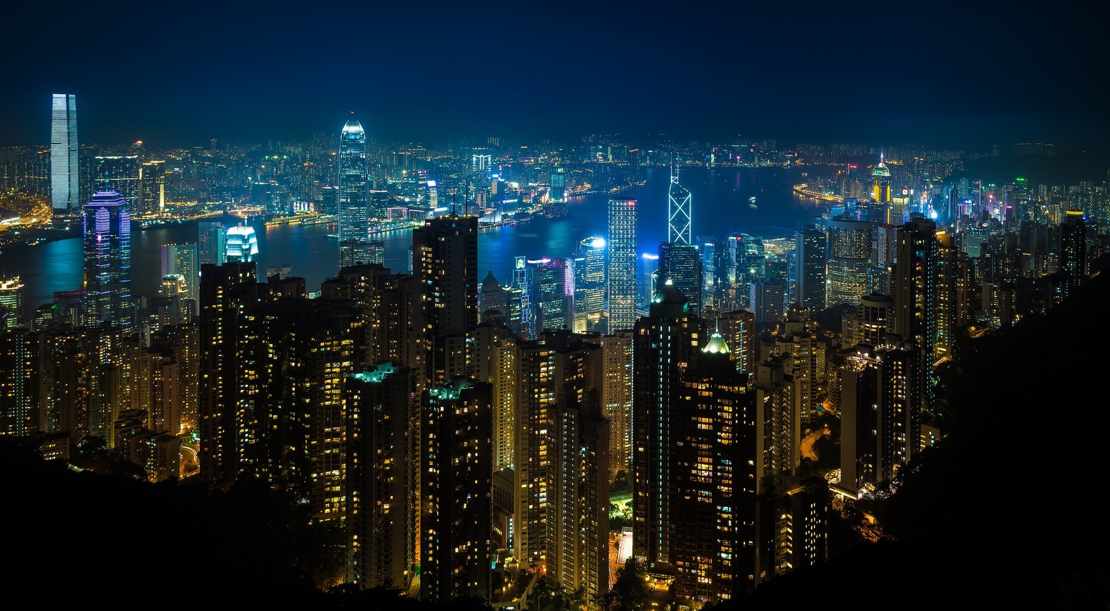 Hongkongs skyline bei nacht vom victoria peak (victoria harbour, nacht, stadtbild, stadt, metropole)