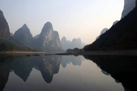 Sérénité matinale : Reflets de montagne dans le comté de Yangshuo