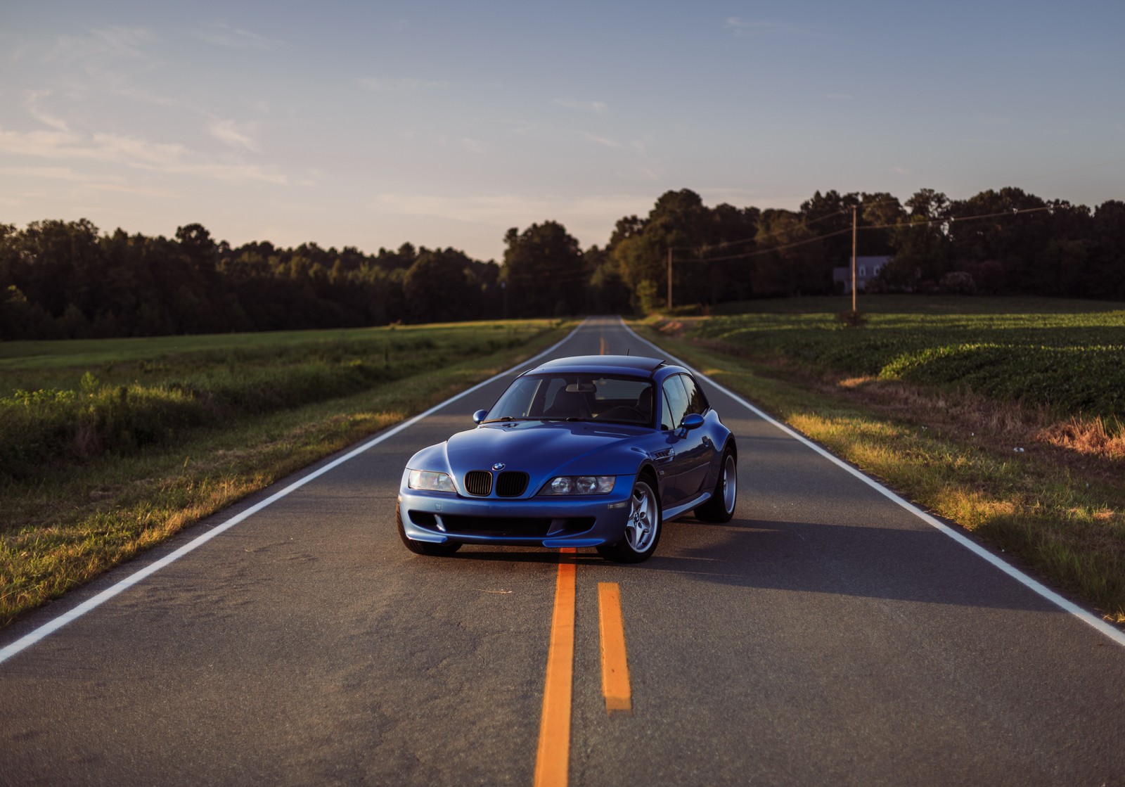 Um carro bmw azul dirigindo por uma estrada rural (bmw z3, bmw, carro, carro esportivo, golpe)