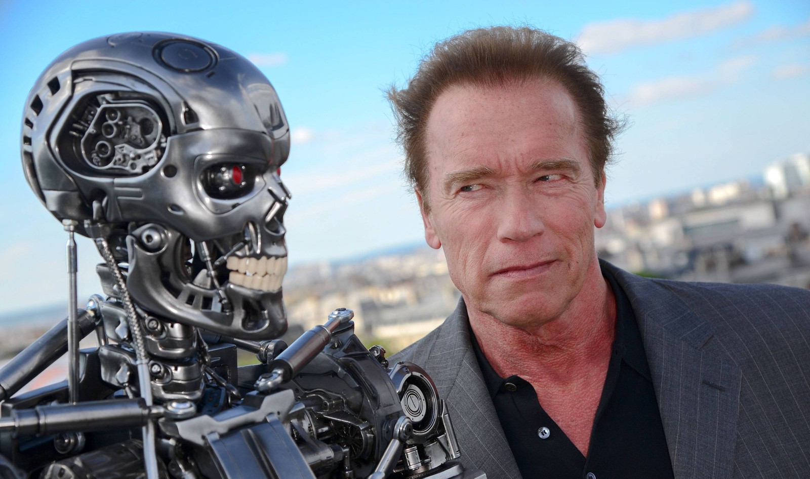 Un gros plan d'un homme debout à côté d'un robot. (arnold schwarzenegger, terminator genisys, terminator, the terminator, technologie)