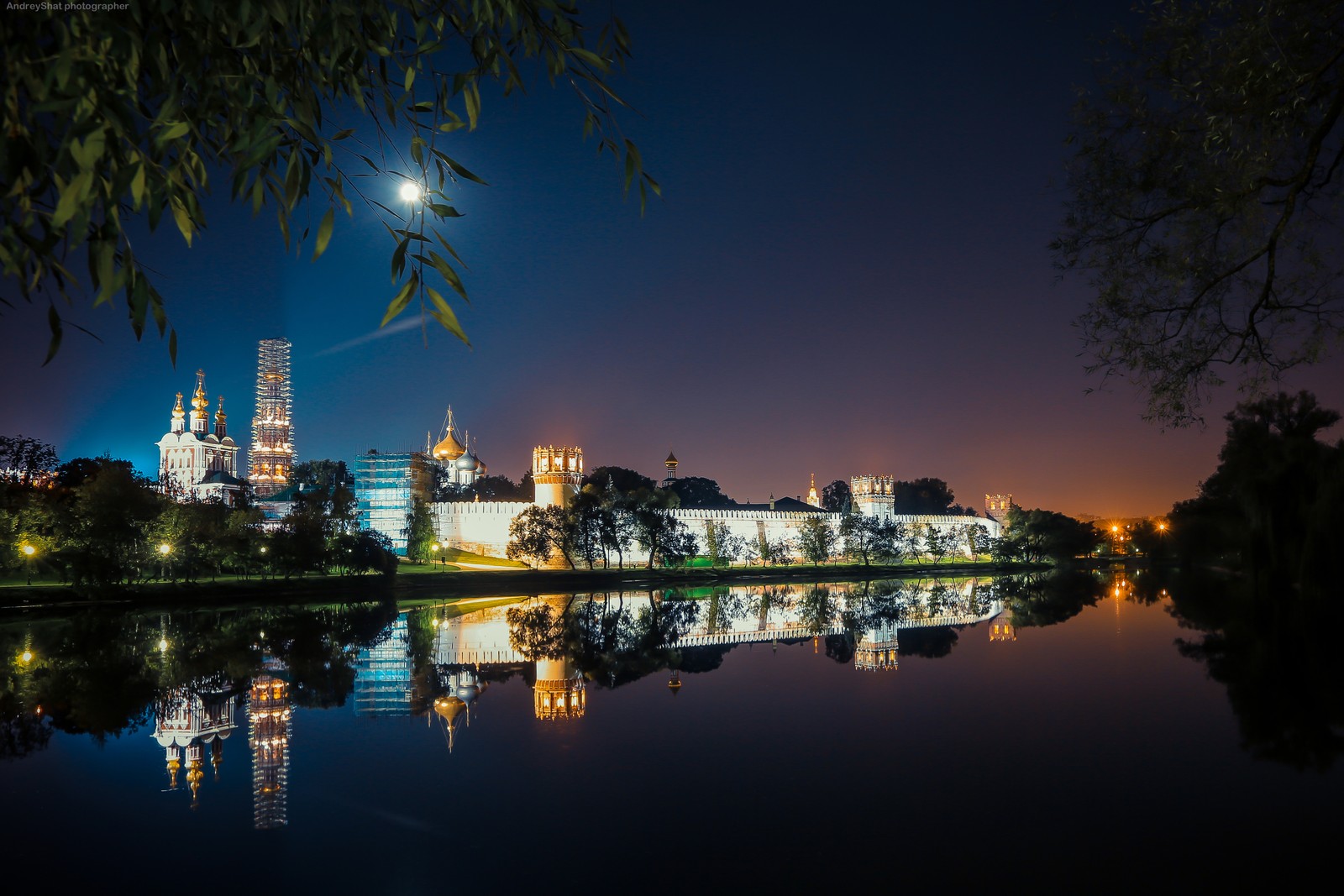 Uma vista do horizonte da cidade com um rio e uma lua cheia (reflexo, moscou, noite, água, marco)