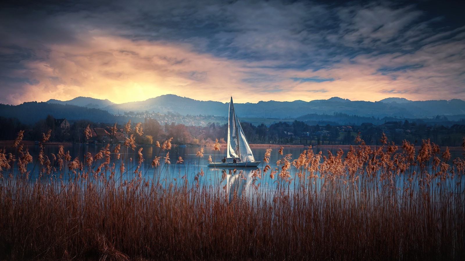 Um veleiro árabe em um lago com montanhas ao fundo (barco, lago, nascer do sol, cenário, natureza)