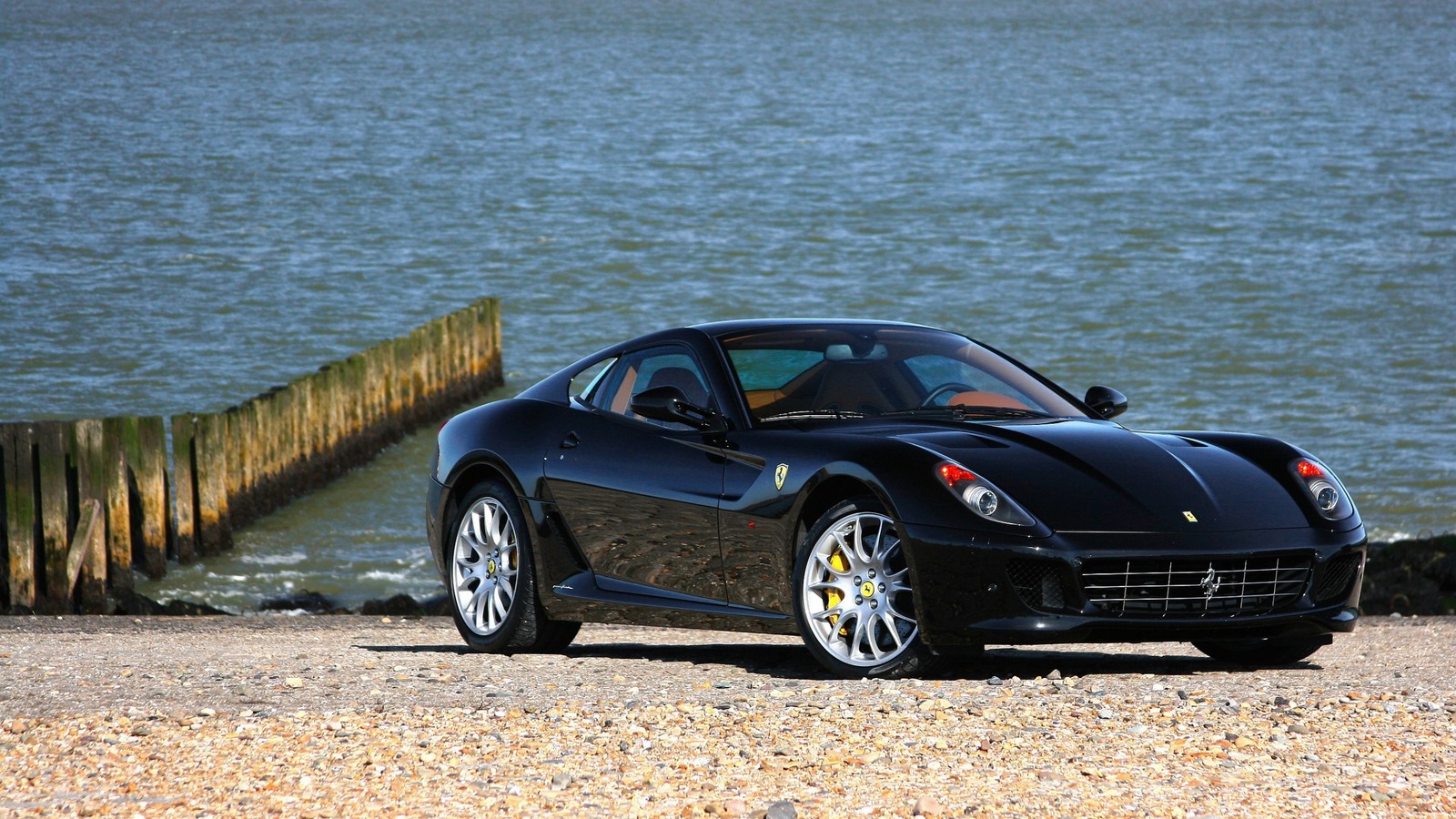 Черный ферари, припаркованный на пляже рядом с водой (ferrari 458, энцо феррари, enzo ferrari, фerrari f430, ferrari f430)