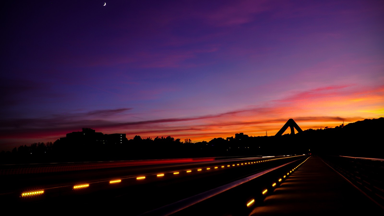 Uma vista arabesca de uma ponte com um trem passando ao pôr do sol (por do sol, estrada, paisagem, cenário)