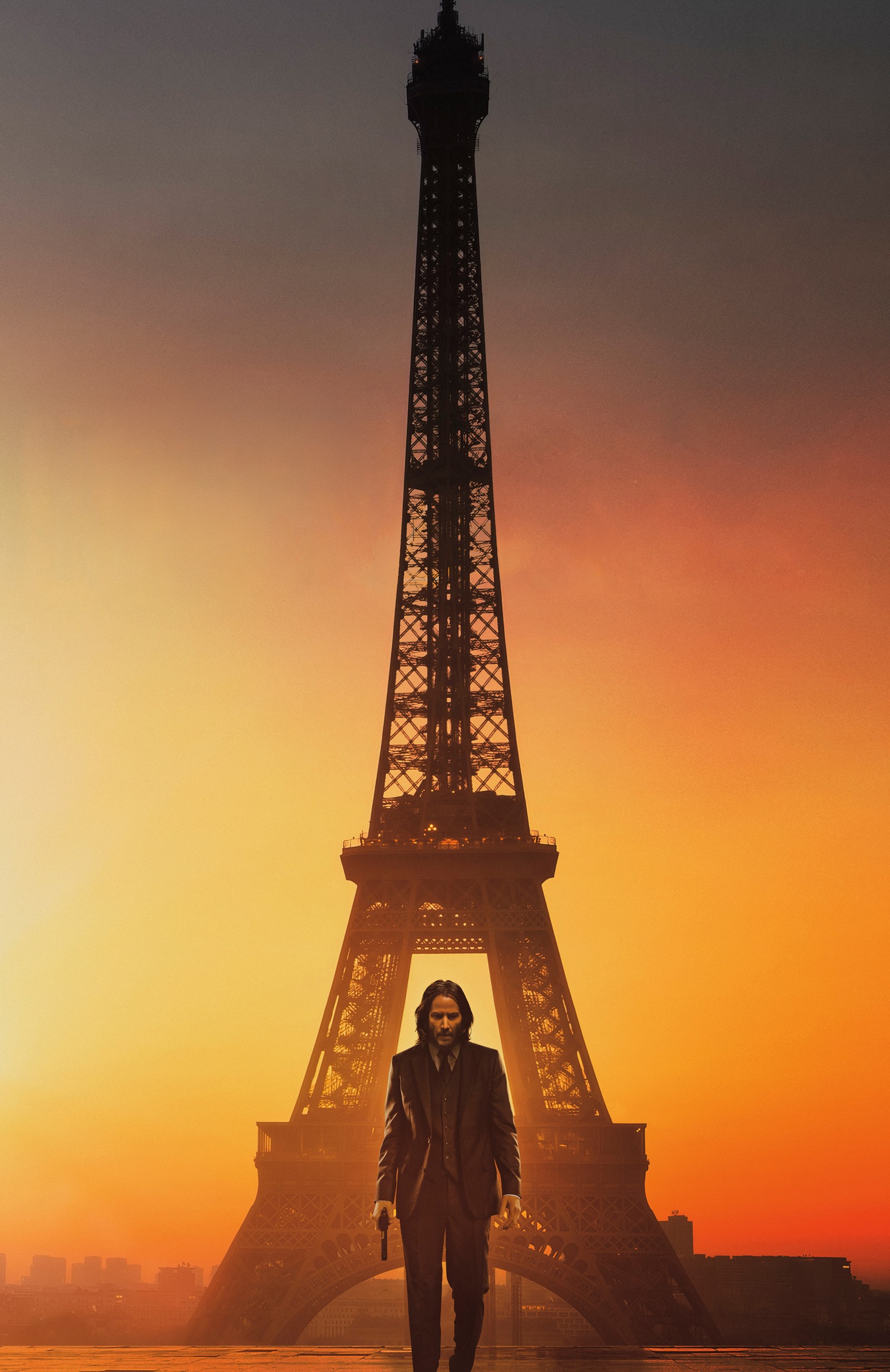 Una jirafa de pie frente a la torre eiffel al atardecer (john wick capítulo 4, john wick chapter 4, torre eiffel, keanu reeves como john wick, keanu reeves as john wick)