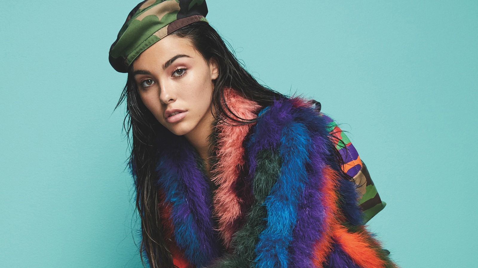 Une femme en veste colorée et chapeau posant pour une photo (madison beer, chanteur, célébrité, femmes, filles)