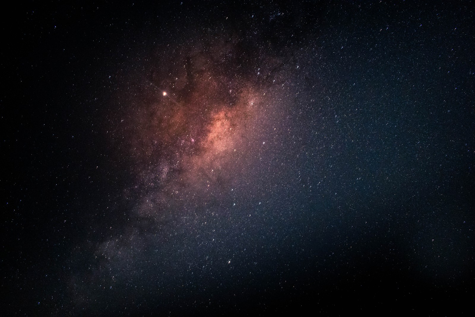 Um céu escuro com muitas estrelas e uma luz brilhante (via láctea, galáxia, preto, atmosfera, objeto astronômico)