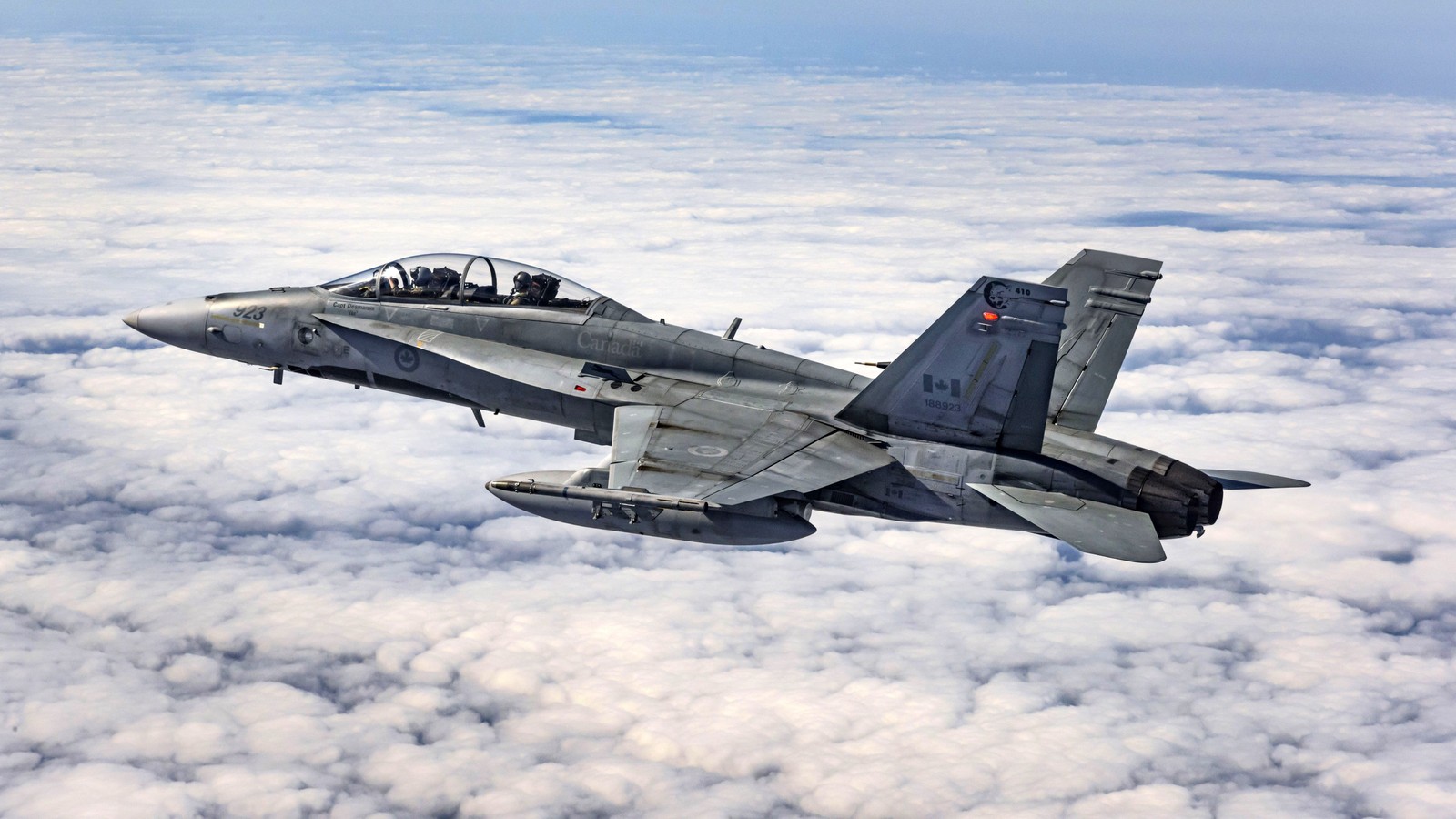 Hay un caza volando por el aire sobre las nubes (boeing fa 18ef super hornet, boeing f a 18e f super hornet, mcdonnell douglas, avión militar, aeronave)