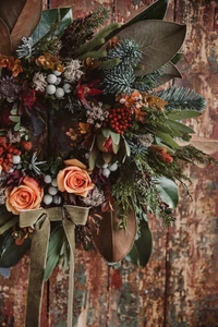 Couronne florale élégante avec des fleurs et du feuillage de saison