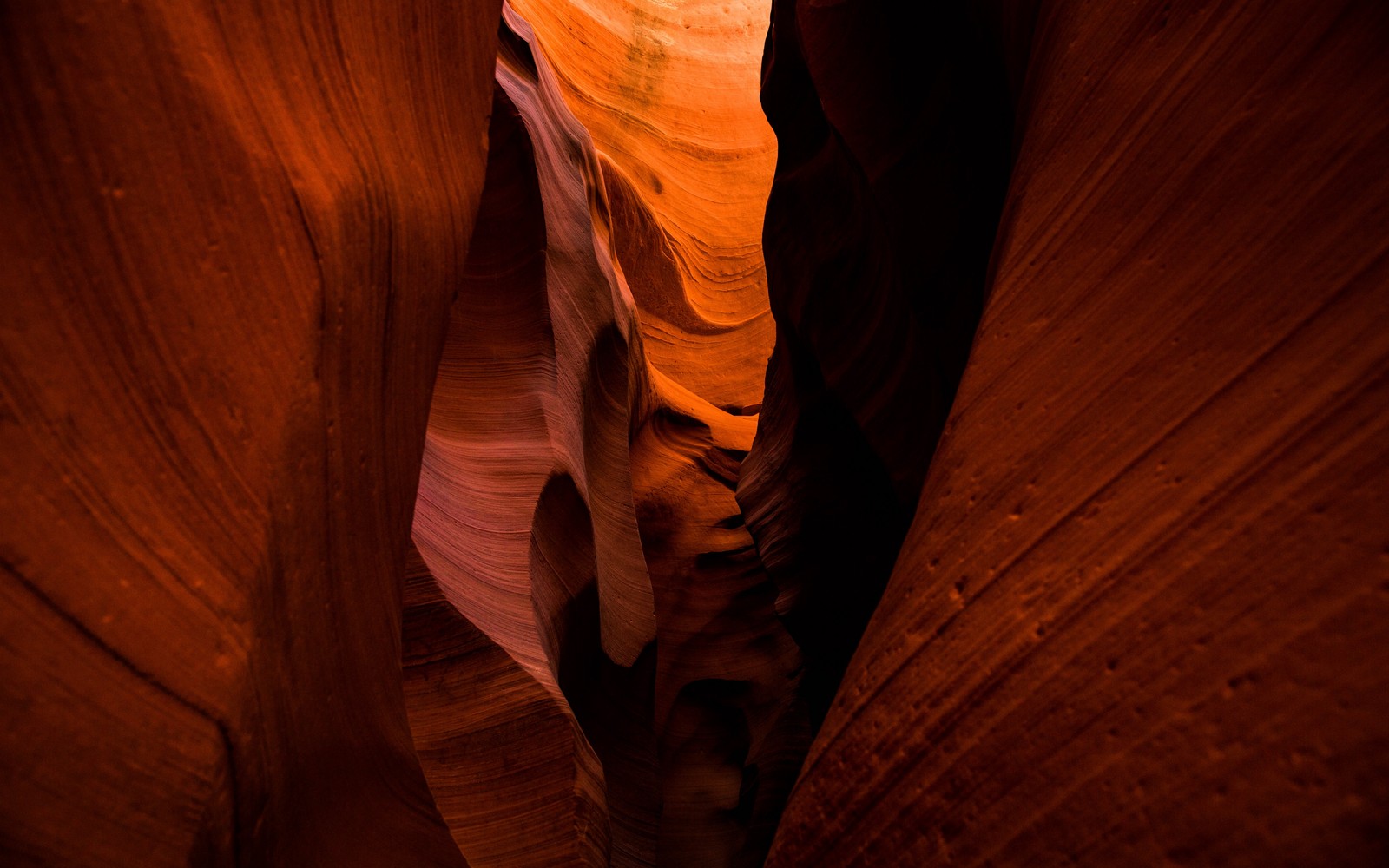 Arafed view of a narrow slot in a canyon with a light shining on it (antelope canyon, canyon, wood, hardwood, shadow)