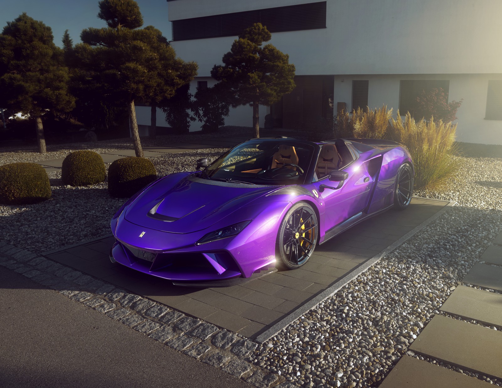 Um close em um carro esportivo roxo estacionado em frente a um edifício (novitec ferrari f8 spider n largo, 2021, 5k, 8k, carros)