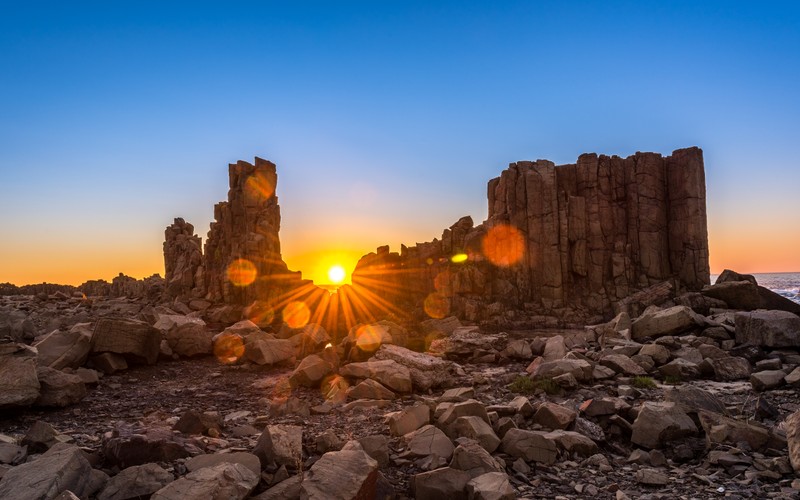 Вид на закат солнца над скалами на пляже (bombo headland quarry, восход солнца, австралия, geological site, синее небо)