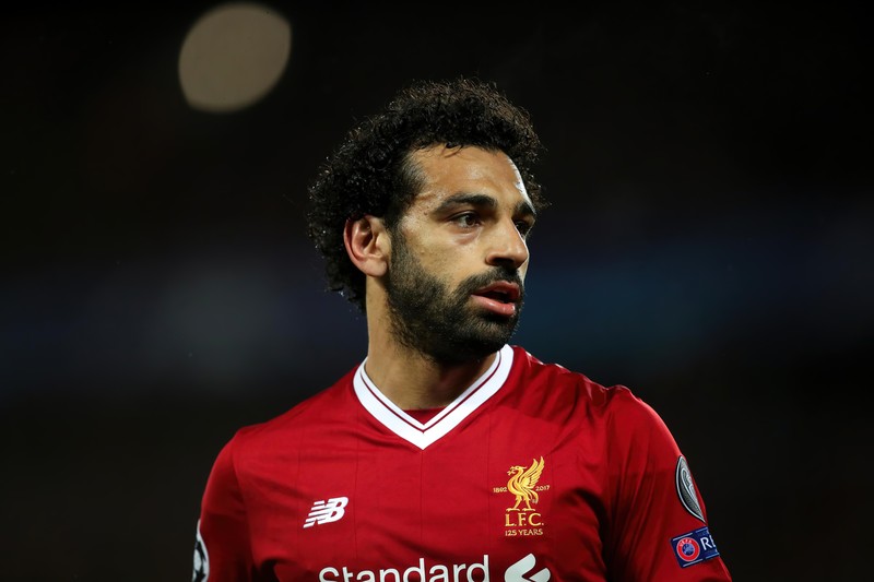 Крупный план футболиста с бородой и красной рубашкой (мохамед салах, mohamed salah, ливерпуль, liverpool, футболист)