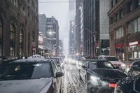 Tráfico urbano nevado: coches navegando a través de un paisaje urbano invernal