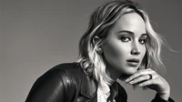 Jennifer Lawrence em um retrato monocromático impressionante, exibindo uma expressão contemplativa contra um fundo escuro.