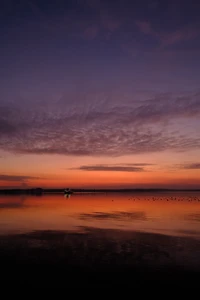 Crepúsculo sereno sobre águas tranquilas