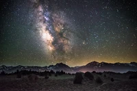 Galaxie de la Voie lactée au-dessus de majestueuses montagnes sous un ciel étoilé