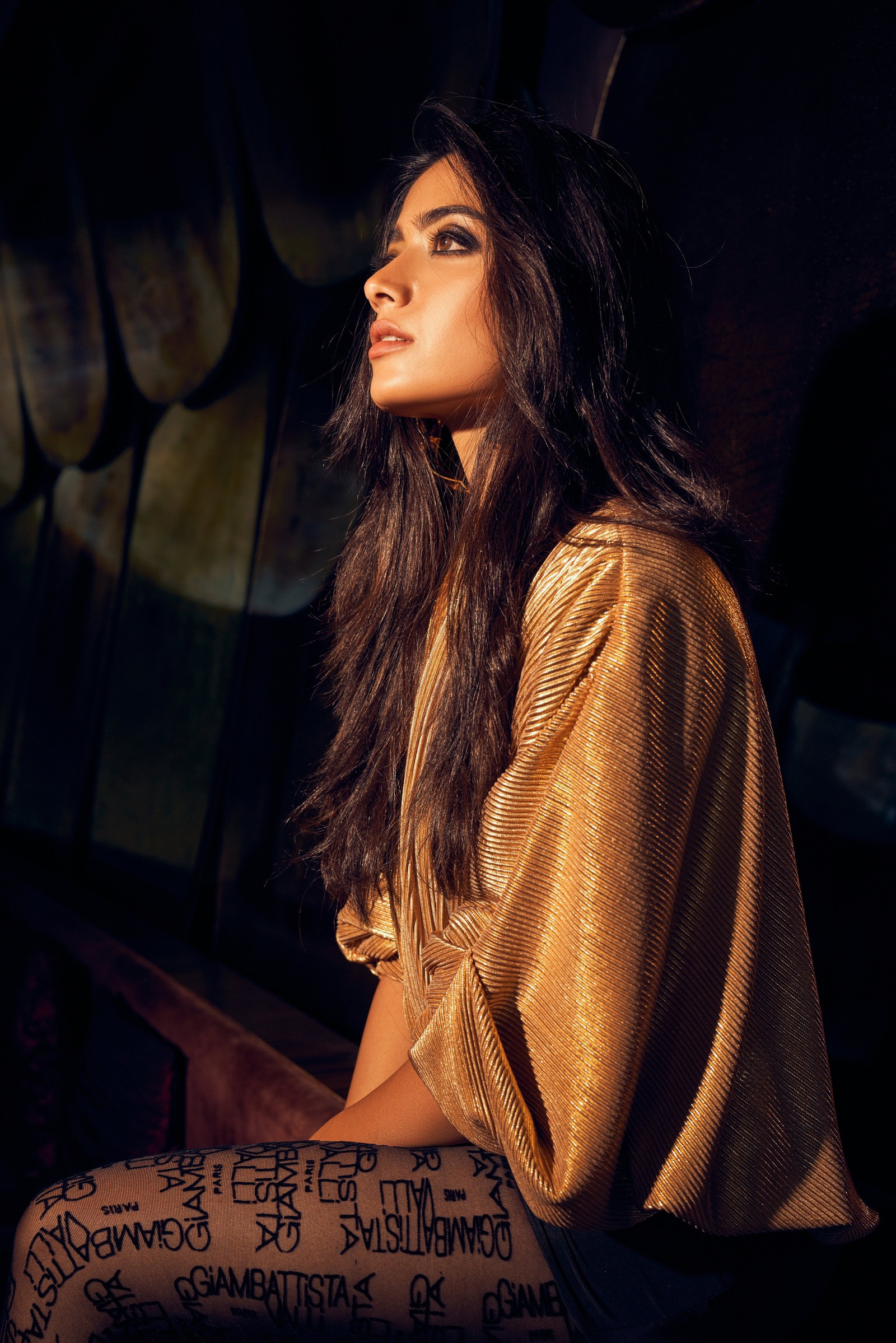 Femme arafed assise sur un banc en robe dorée (rashmika mandanna, actrice indienne, actrice télougou, 5k, gens)