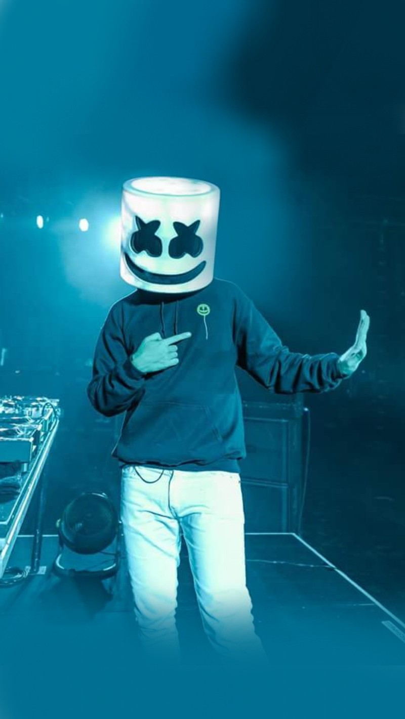 Мальчик-маршмеллоу стоит перед диджейским сетом с головой диджея (marshmello, музыка)