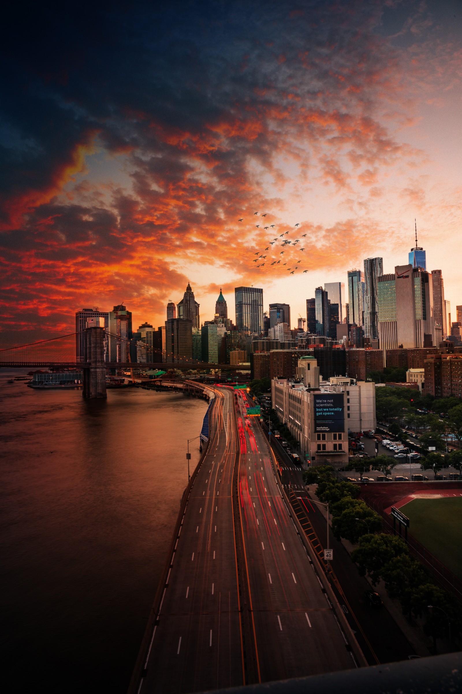 Eine luftaufnahme einer stadtansicht mit einer brücke und einem fluss (big apple, new york, gebäude, nacht, stadt)