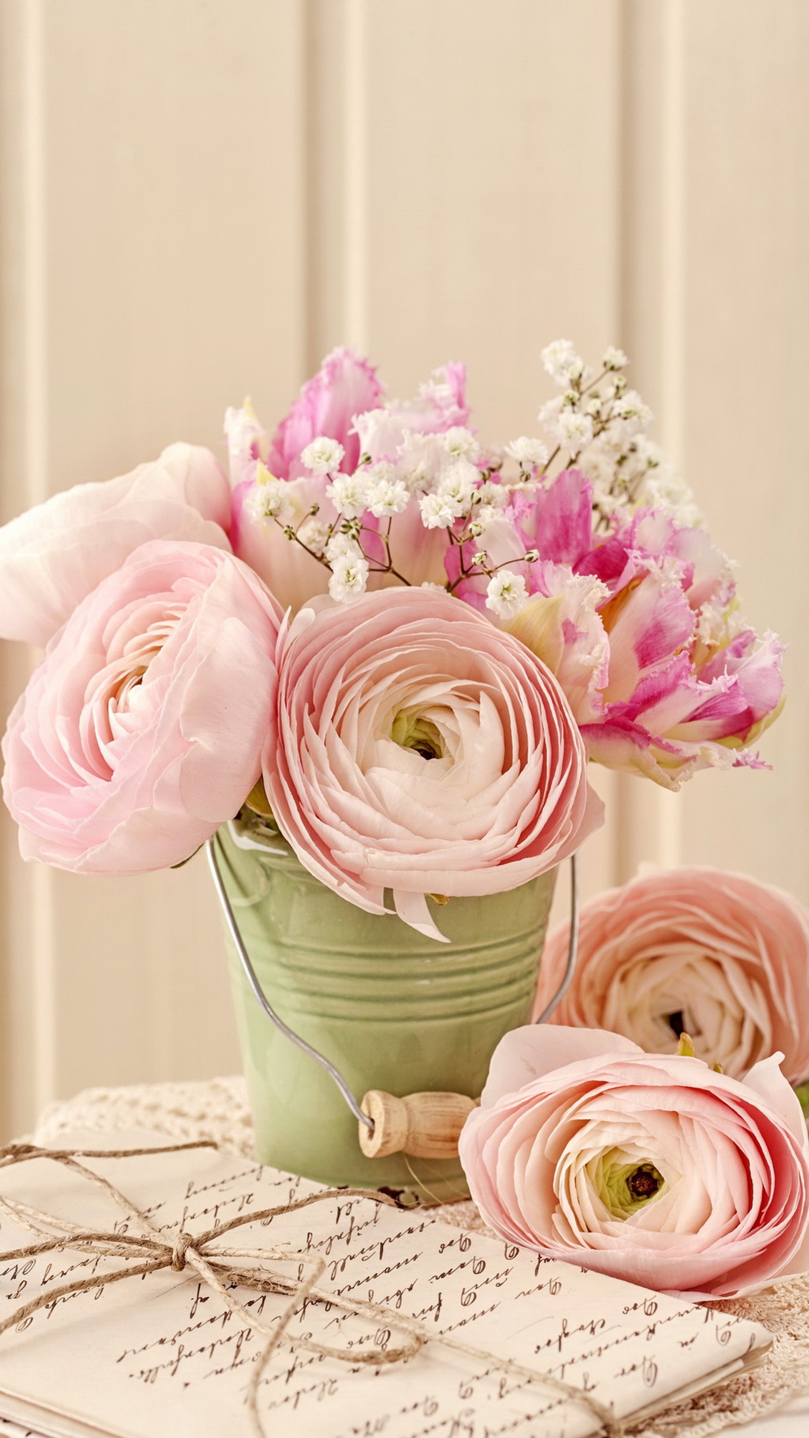 Hay flores rosas en un cubo verde sobre una mesa (flores, amor, rosa, romántico, rosas)