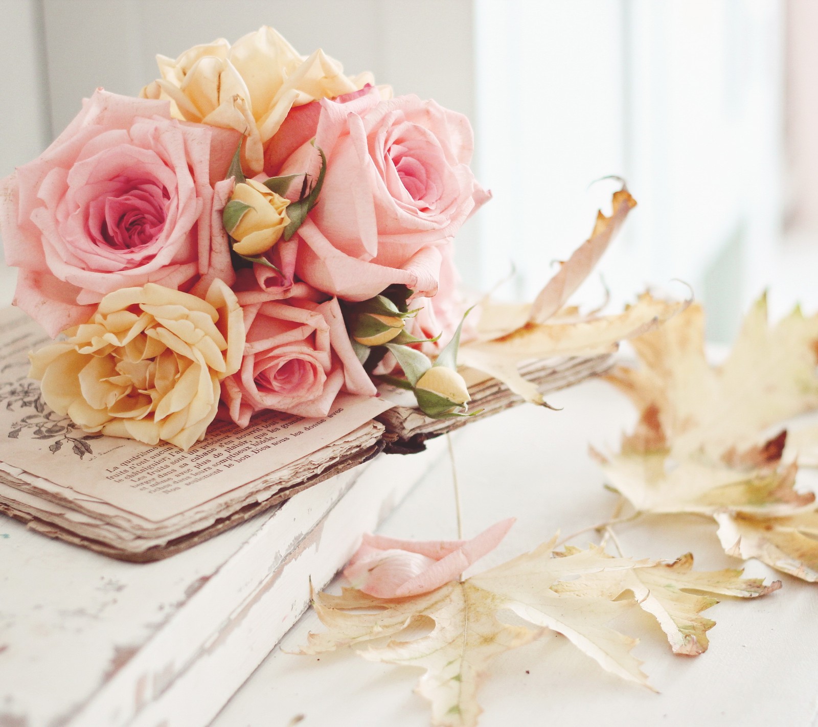 Il y a un bouquet de roses et de feuilles sur une table (arrière plan, fleurs, pétales, rose, roses)