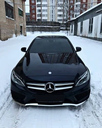 Elegante carro preto Mercedes em um cenário urbano nevado