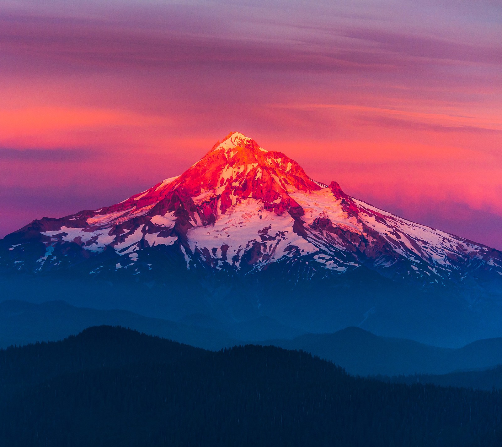 Vista aérea de uma montanha com um pico vermelho e um céu rosa (larício, montanha, por do sol)