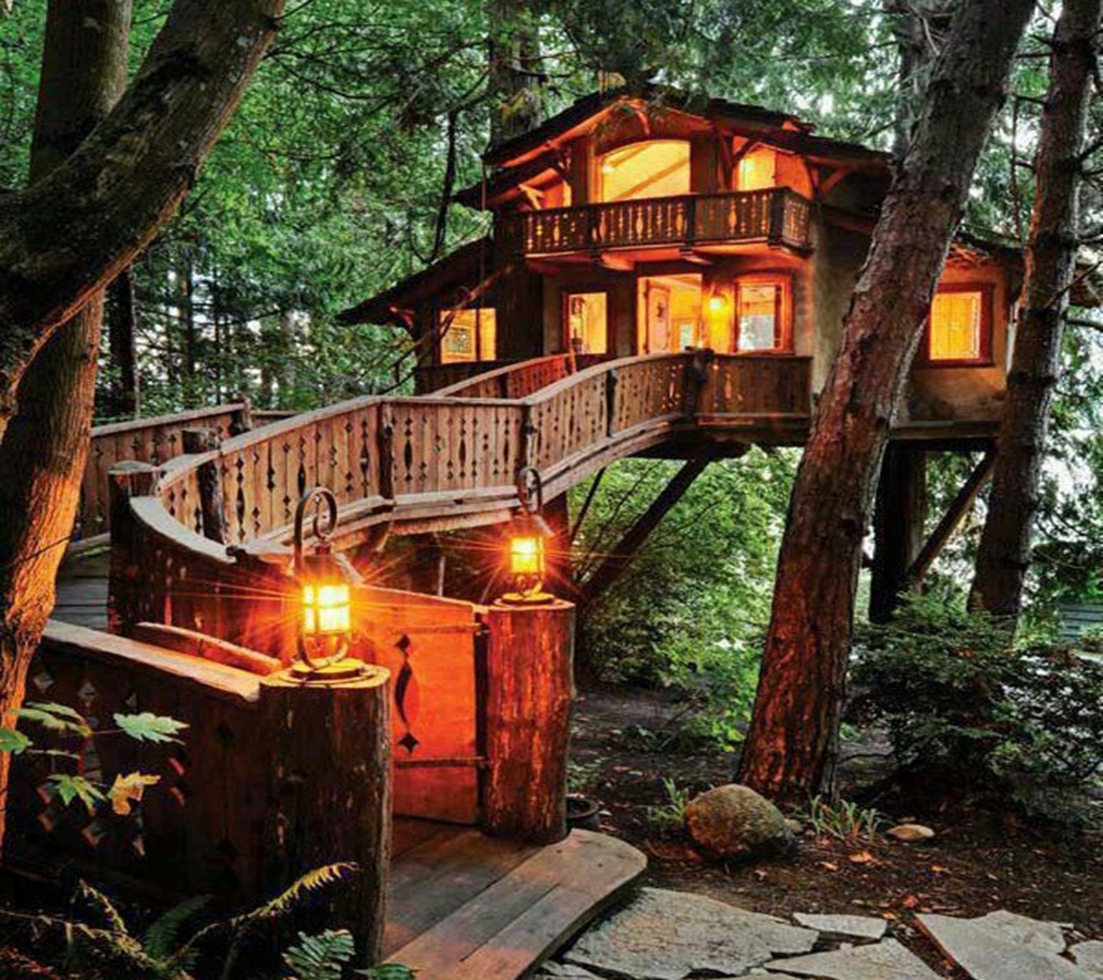 A tree house with stairs leading to a deck in the woods (naturaleza, paisaje, sprigamelvirus)