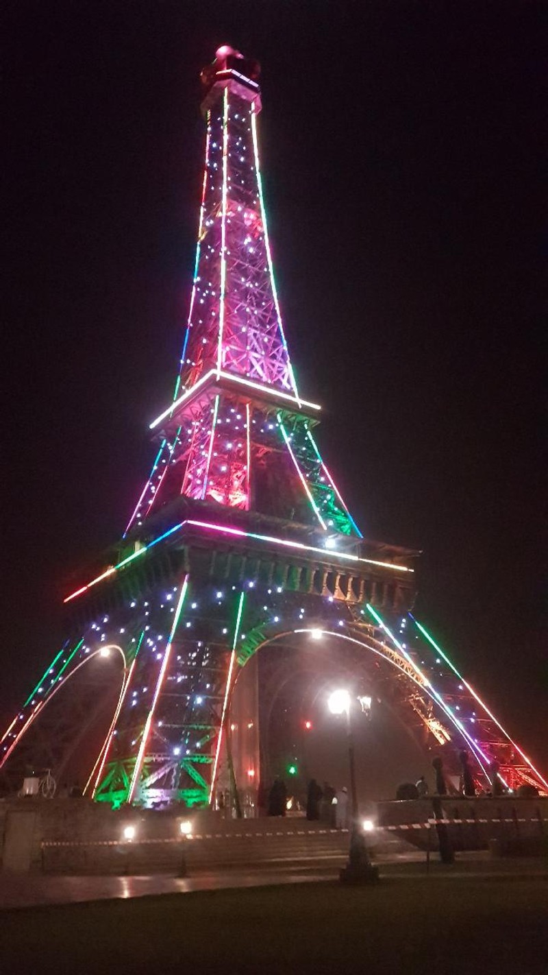 Эйфелева башня с огнями ночью в городе (париж, paris, телефон)