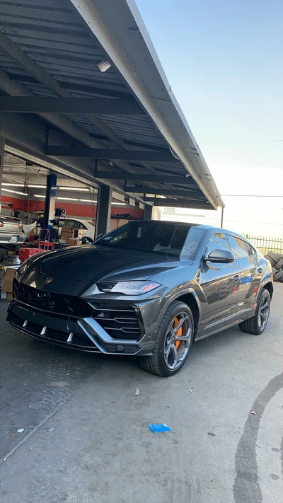 2019 Lamborghini Urus: Eleganter grauer Supersportwagen in urbaner Umgebung